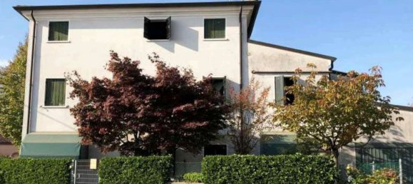 5 bedrooms Apartment in Spresiano, Italy No. 379646 8