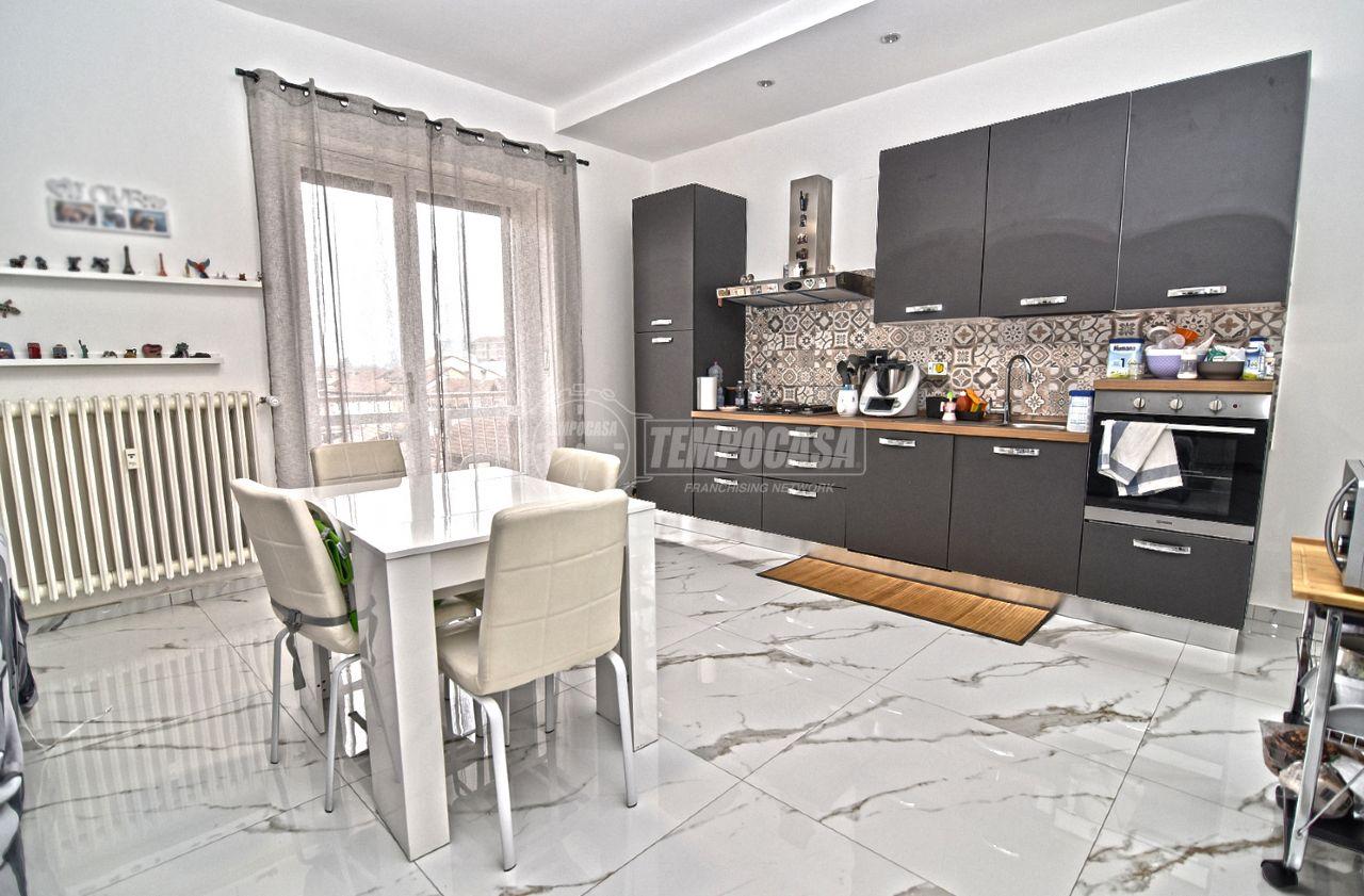 4-salle Appartement à Brandizzo, Italy No. 22306