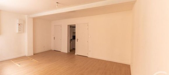 Квартира с 1 спальней в Лаваль, Франция № 300859 2