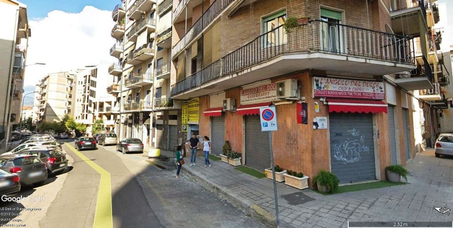 Propriété commerciale à Cosenza, Italy 1074m² No. 77932
