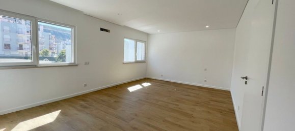 4 bedrooms House in Costa da Caparica, Portugal No. 99915 10