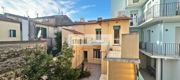 12-salle Maison à Viareggio, Italy No. 48014 37