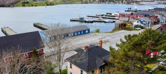 4 bedrooms House in Lunenburg, Canada No. 606 7