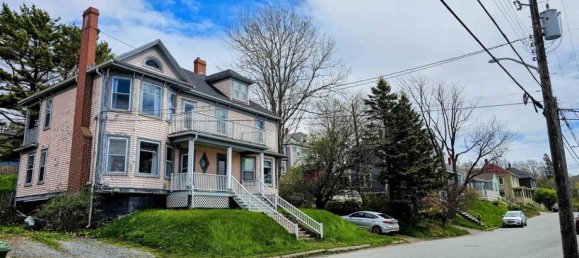 4 bedrooms House in Lunenburg, Canada No. 606 2