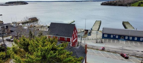 4 bedrooms House in Lunenburg, Canada No. 606 5