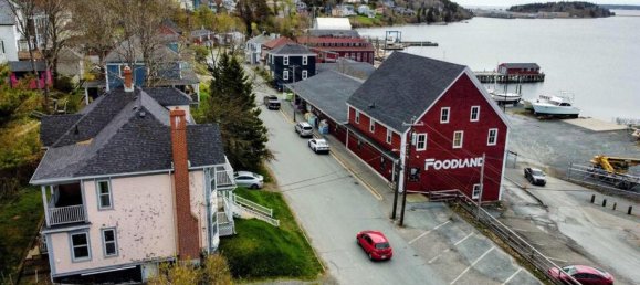 4 bedrooms House in Lunenburg, Canada No. 606 4