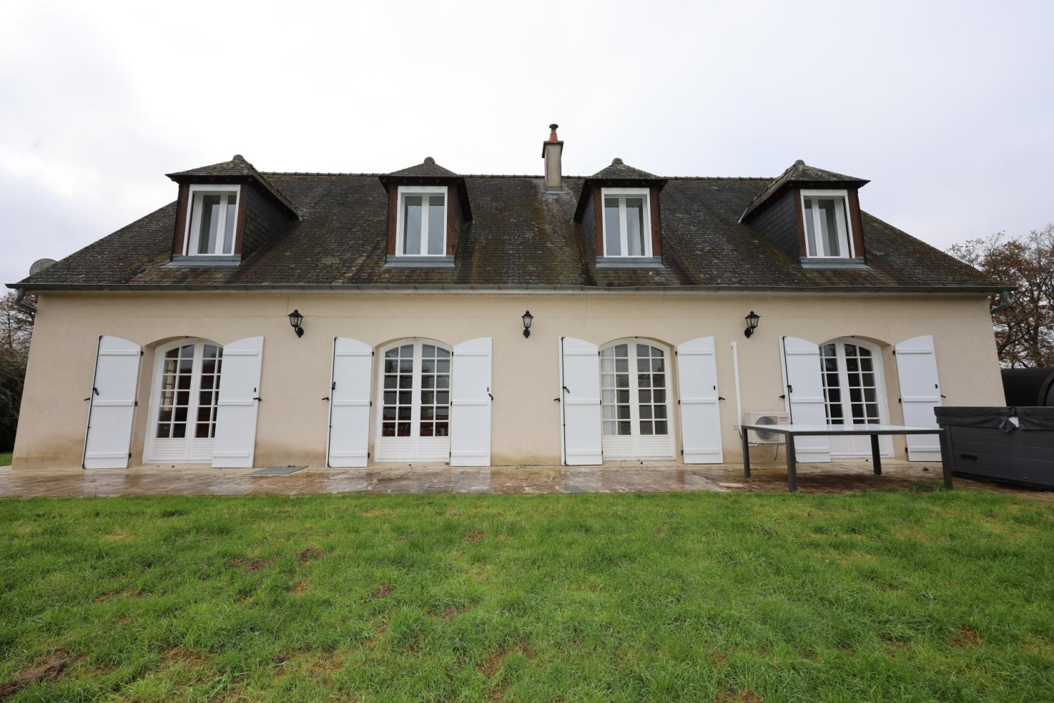 Casa de 9 dormitorios en Chemille-sur-Deme, France No. 46074