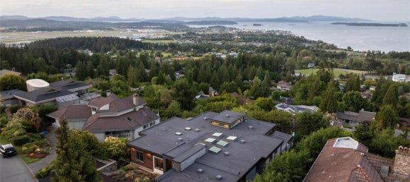 5 bedrooms House in British Columbia, Canada No. 1331 7