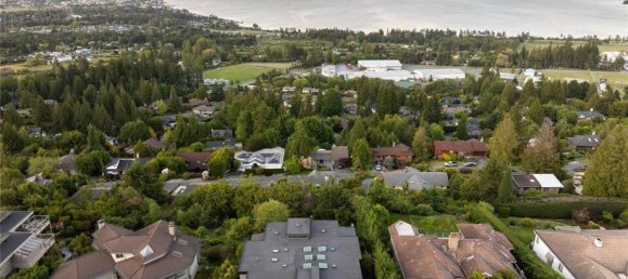 5 bedrooms House in British Columbia, Canada No. 1331 6