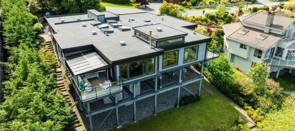 5 bedrooms House in British Columbia, Canada No. 1331 12