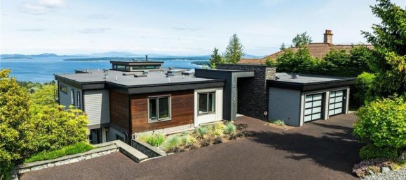 5 bedrooms House in British Columbia, Canada No. 1331 2