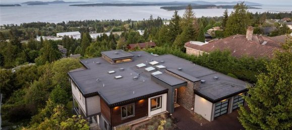 5 bedrooms House in British Columbia, Canada No. 1331 8