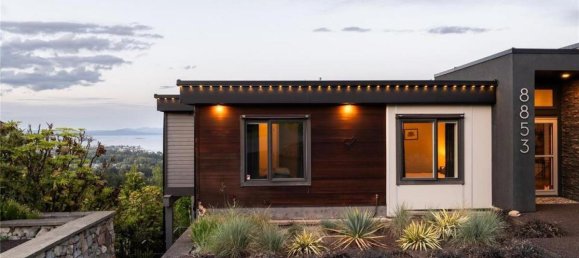 5 bedrooms House in British Columbia, Canada No. 1331 10