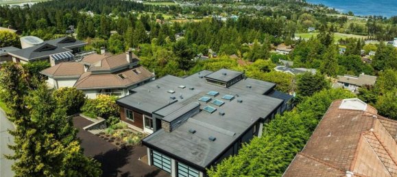 5 bedrooms House in British Columbia, Canada No. 1331 4