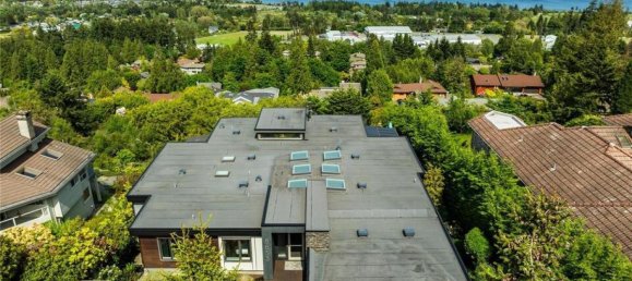 5 bedrooms House in British Columbia, Canada No. 1331 3