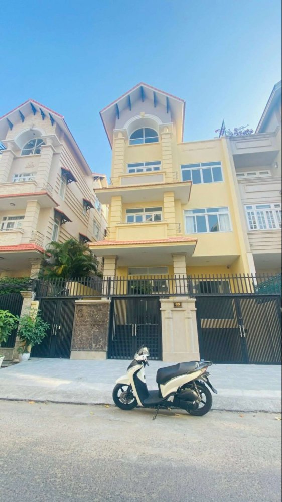 200m² Villa in District 7, Vietnam No. 13908