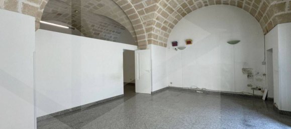 90m² Commercial property in Monopoli, Italy No. 31217 3