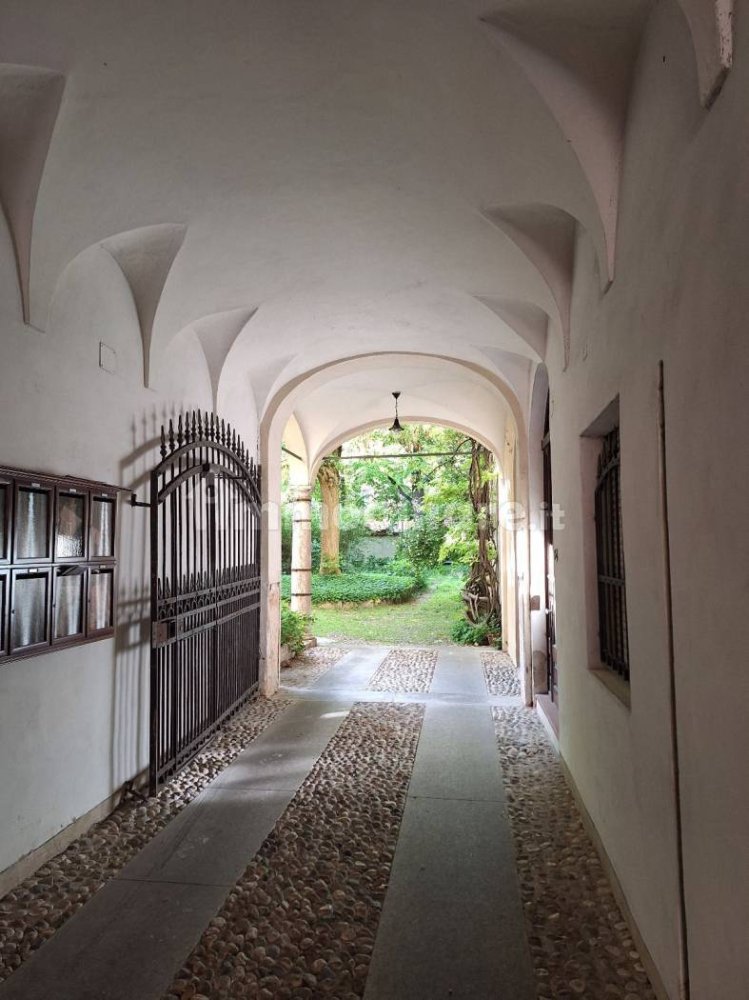 Oficina de 5 habitaciónes en Mantua, Italy No. 327592