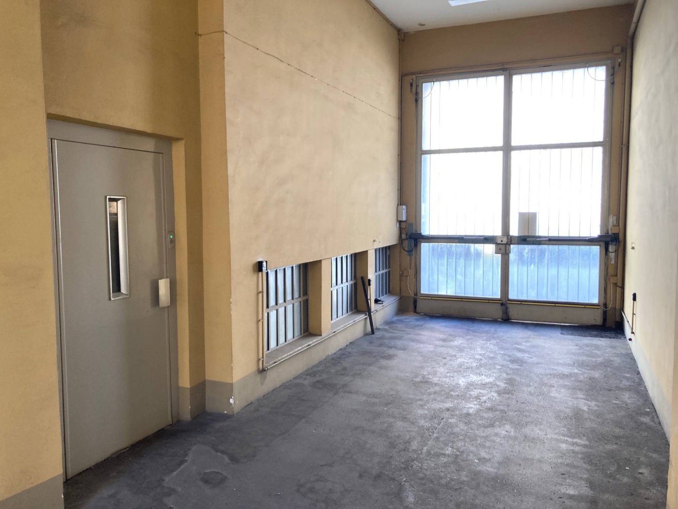 6 rooms Commercial property in Turin, Italy No. 117678