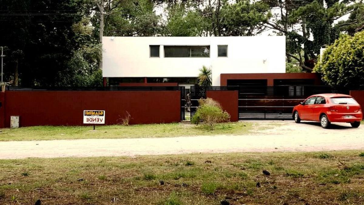 4 bedrooms House in Mar del Plata, Argentina No. 71855