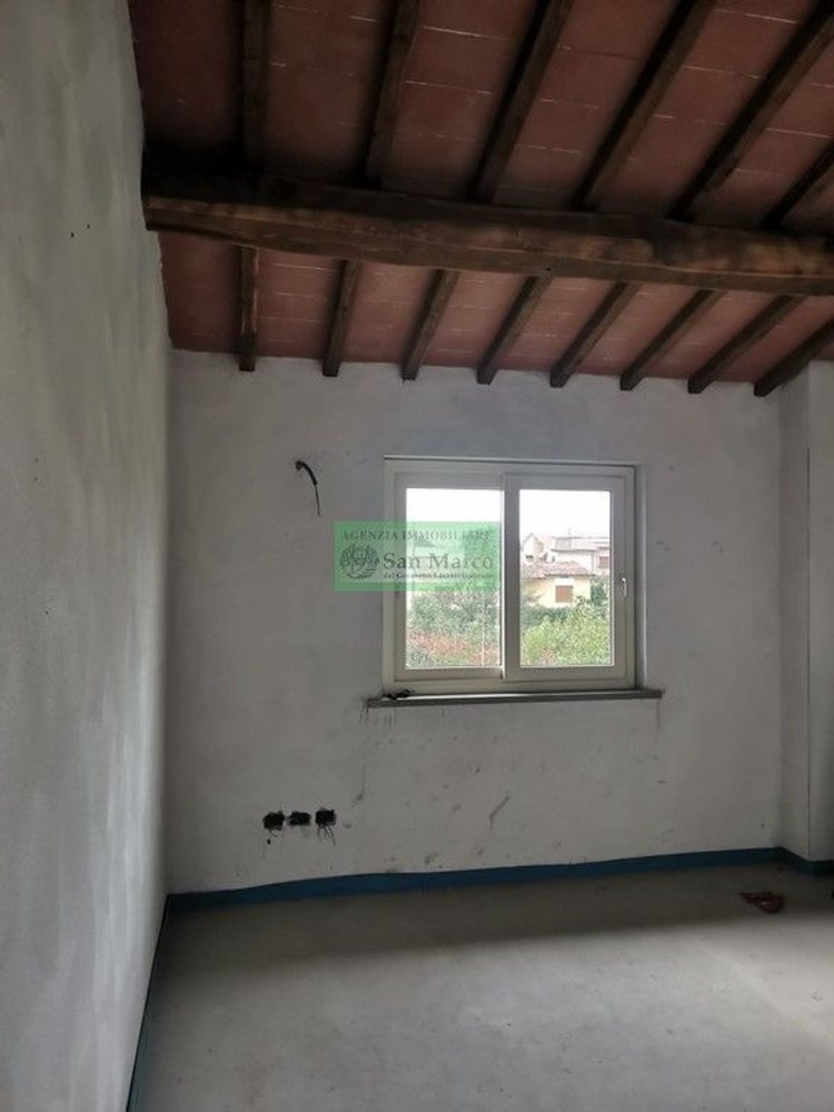 10 rooms House in Capannori, Italy No. 42747