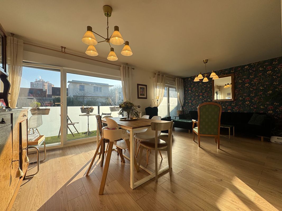 Apartamento de 3 dormitorios en Pantin, France No. 128783