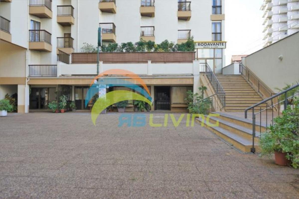 86m² Shop in Funchal, Portugal No. 1976