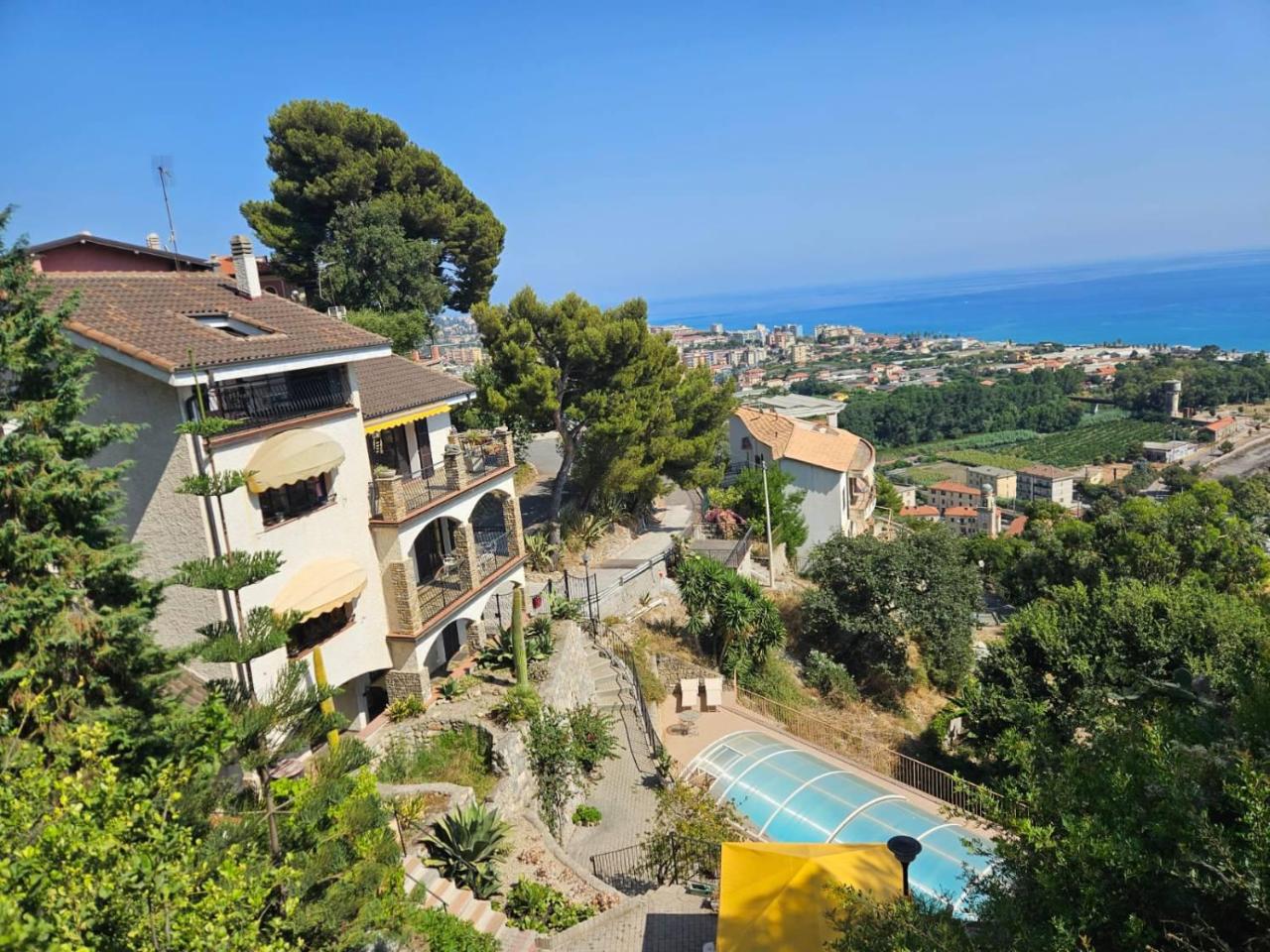 7 rooms Villa in Ventimiglia, Italy No. 22386