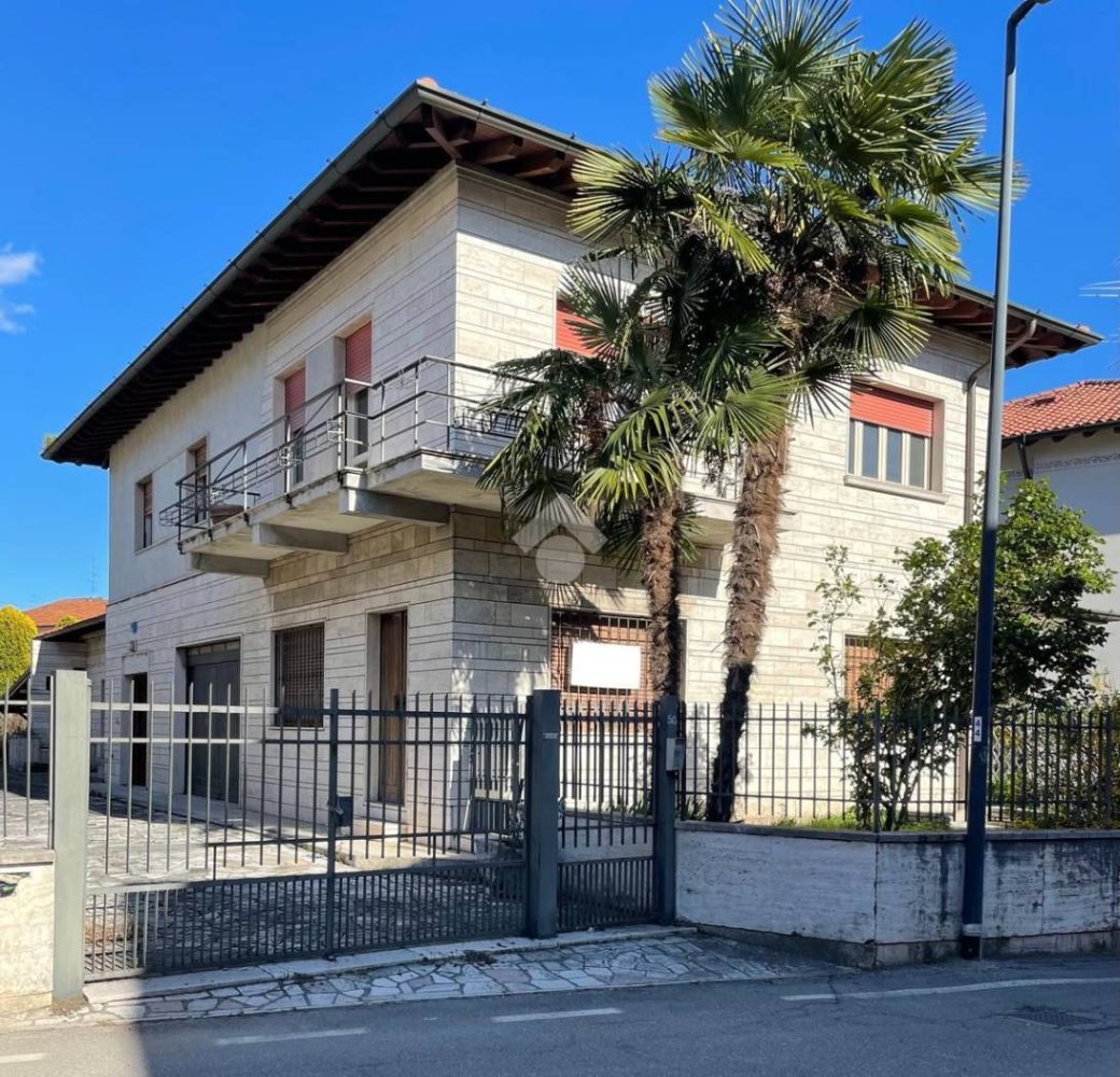 4 bedrooms Villa in Brescia, Italy No. 127488