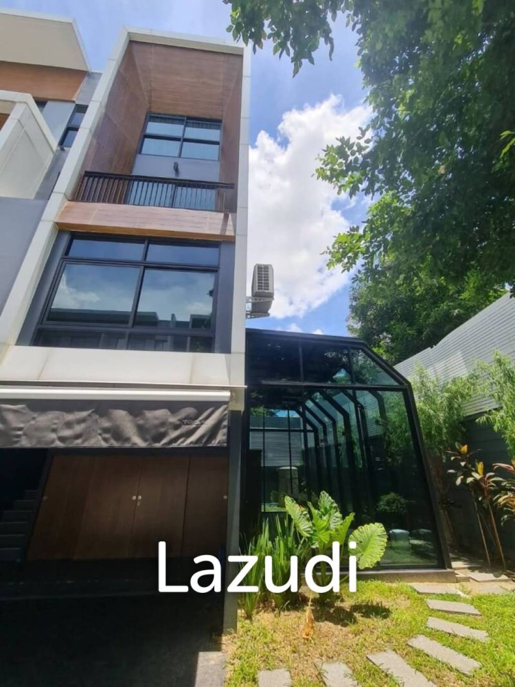 3 bedrooms Bungalow in Bangkok, Thailand No. 24066