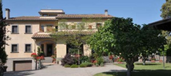 7 rooms Apartment in Viterbo, Italy No. 199156 2