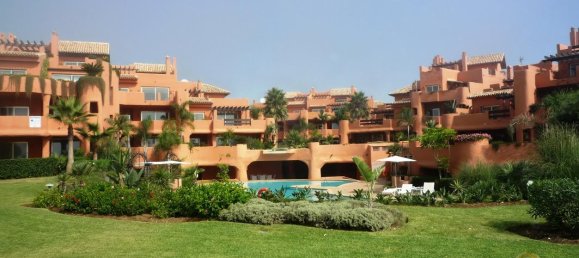 Apartamento de 3 dormitorios en Marbella, Spain No. 9901 3