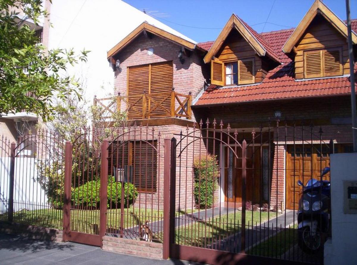 4 bedrooms House in Almirante Brown, Argentina No. 101149