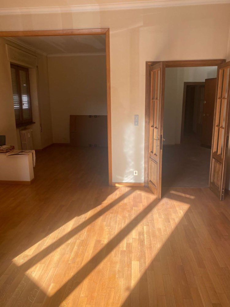 5 rooms Apartment in Rome, Italy No. 46227