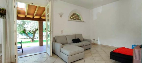 6 rooms Villa in Massa, Italy No. 80467 10