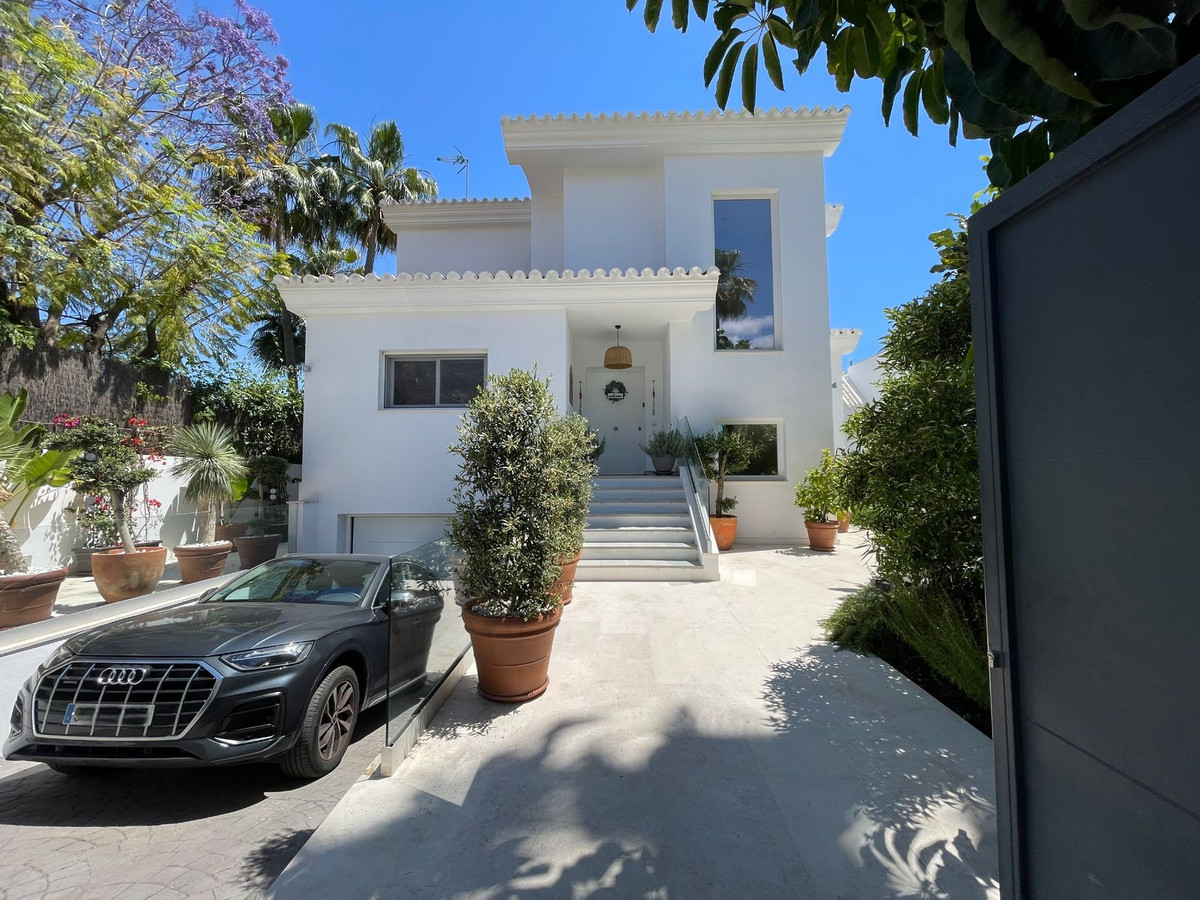 5 bedrooms Villa in Estepona, Spain No. 270383