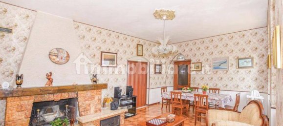 Villa de 2 dormitorios en Gardone Riviera, Italy No. 110407 11