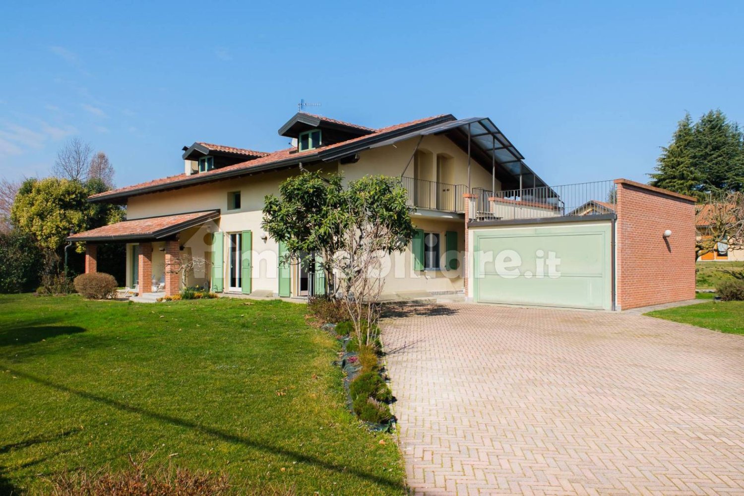 3 bedrooms Villa in Cadrezzate con Osmate, Italy No. 63609