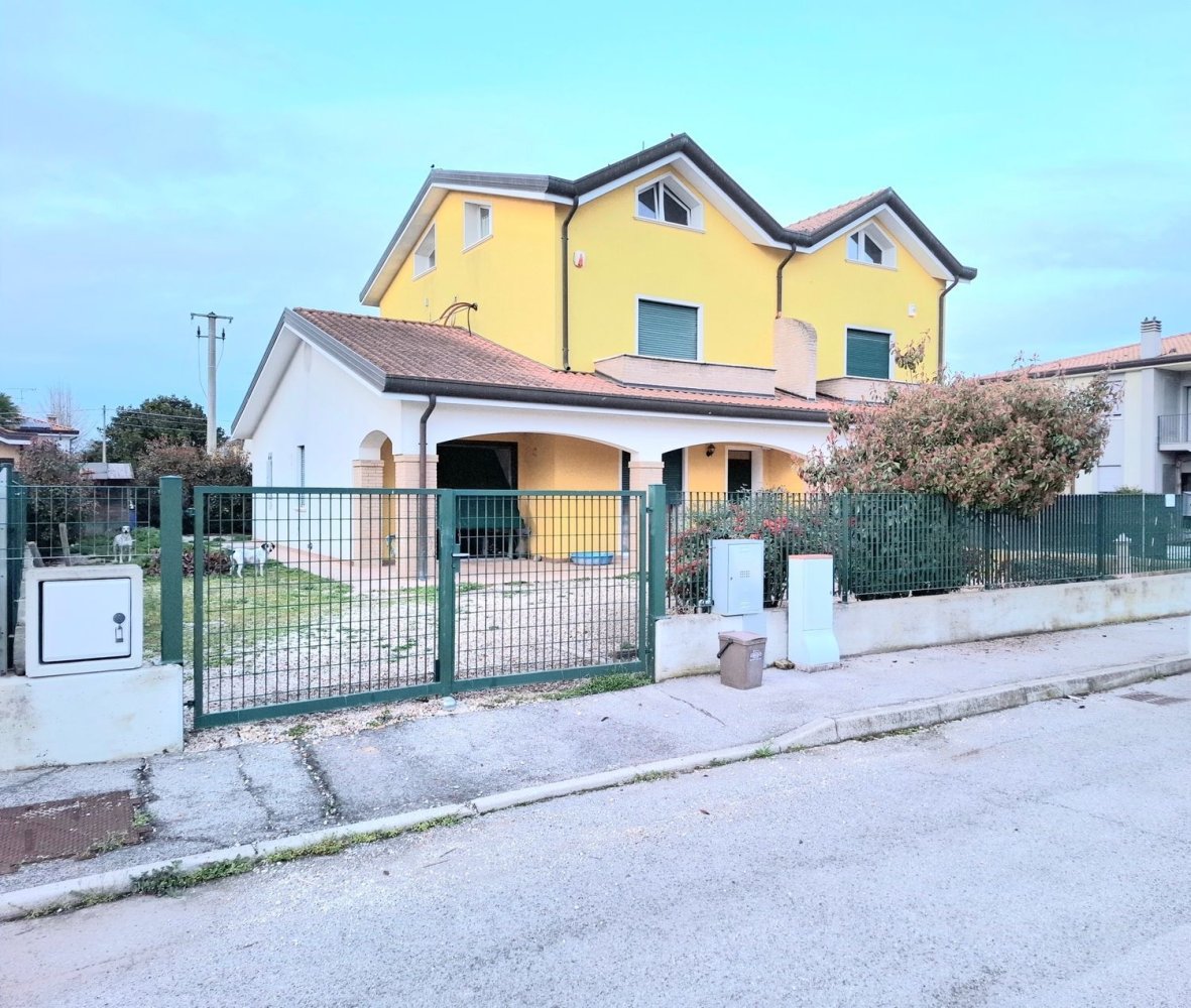 Casa de 7 habitaciónes en Gavello, Italy No. 61615