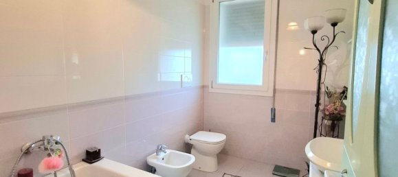 Casa de 7 habitaciónes en Gavello, Italy No. 61615 10