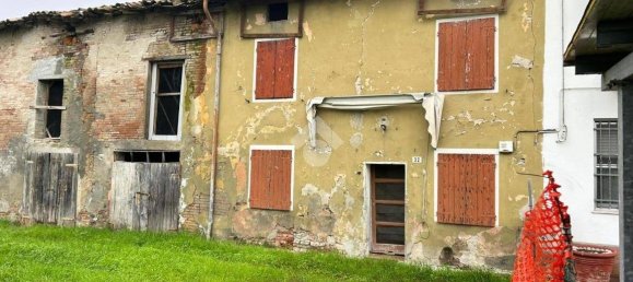 3 bedrooms House in Fontevivo, Italy No. 21058 2