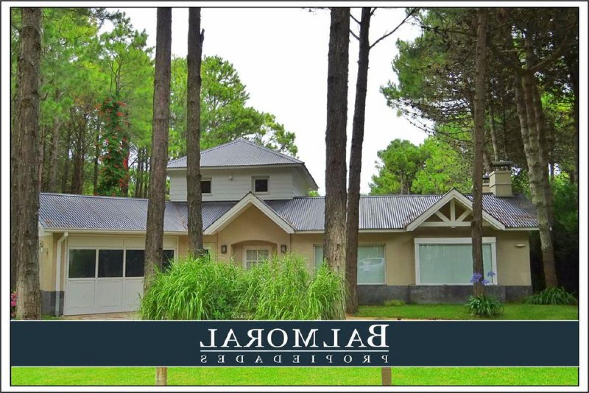 4 bedrooms House in Mar del Plata, Argentina No. 67335