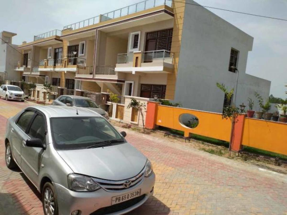 Дом с 5 спальнями в Мохали, Индия № 21348