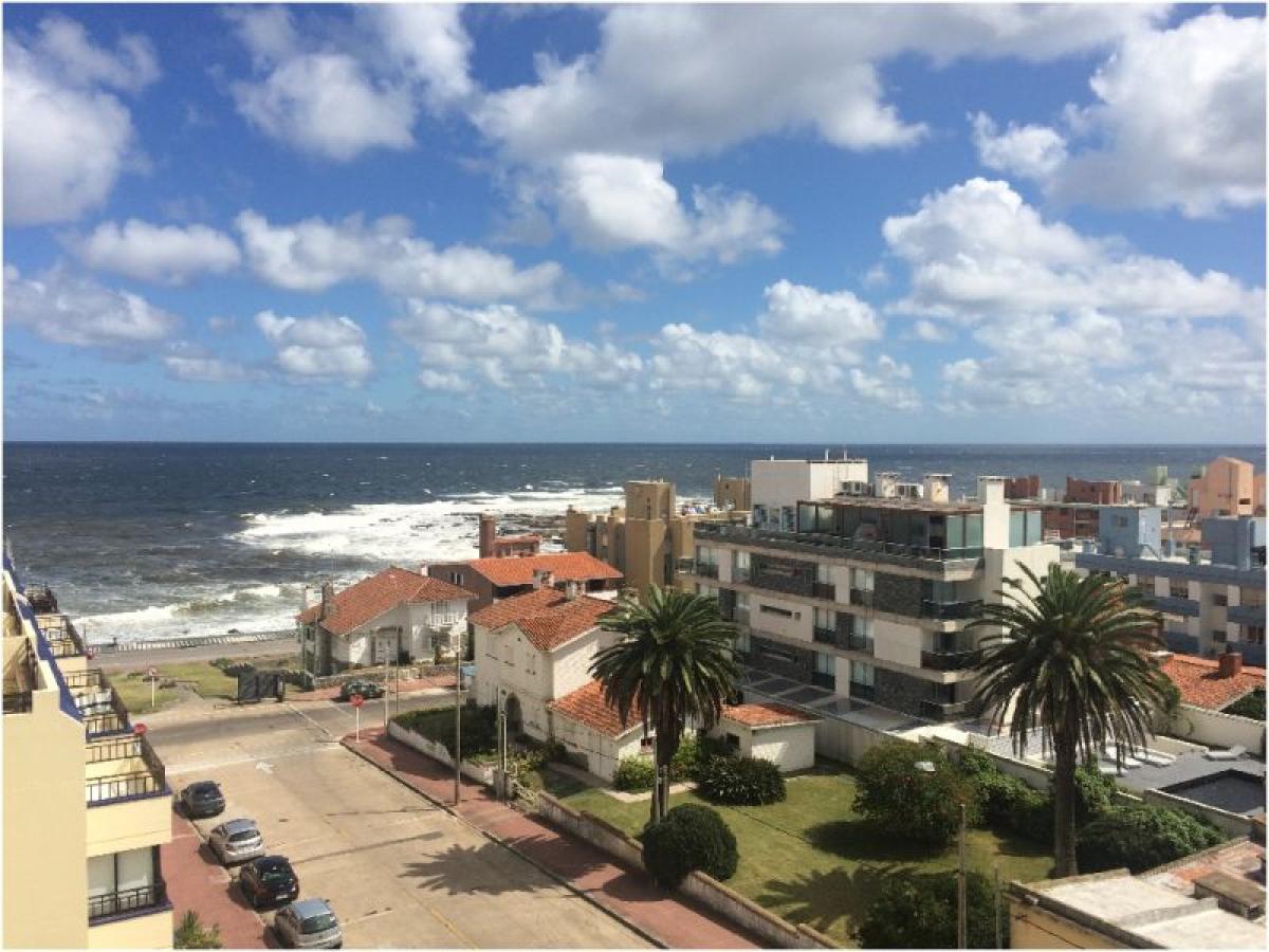Apartamento de 3 dormitorios en Maldonado, Uruguay No. 370