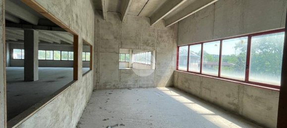 387m² Warehouse in Albano Sant'Alessandro, Italy No. 153516 8