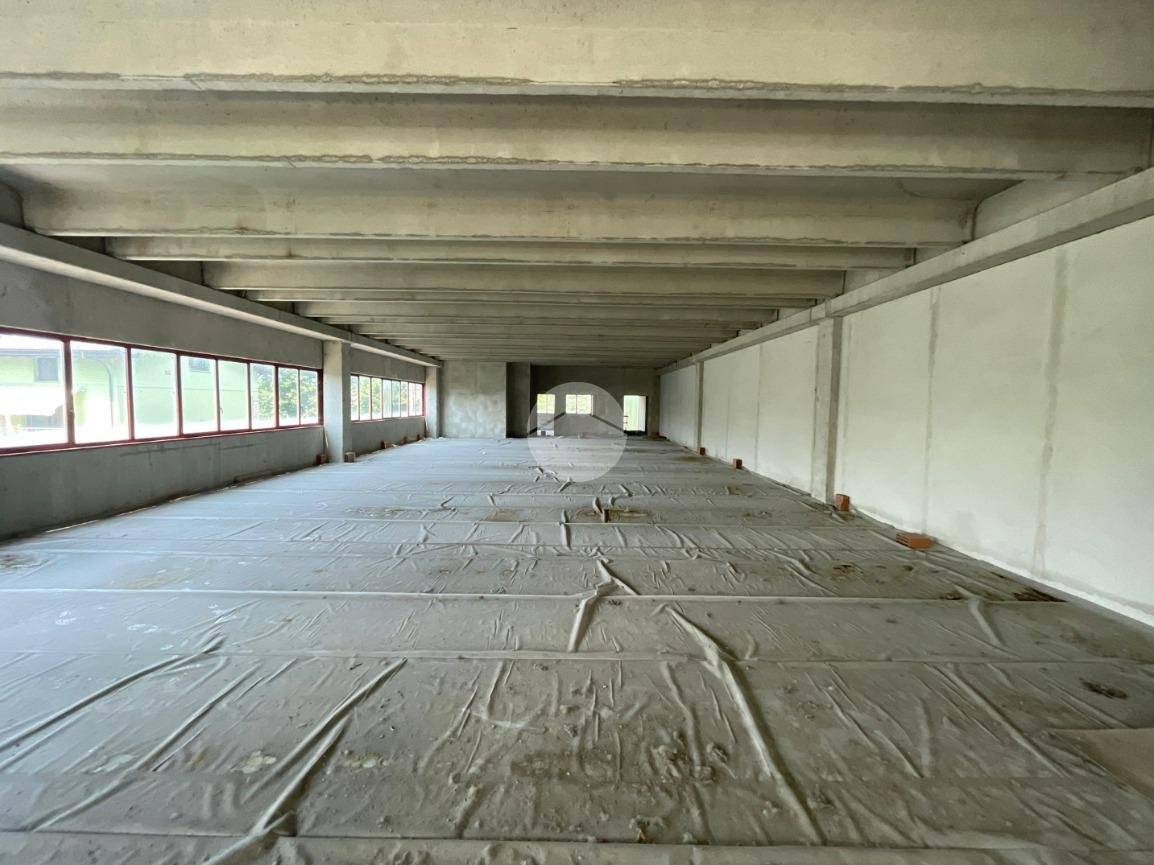 387m² Warehouse in Albano Sant'Alessandro, Italy No. 153516