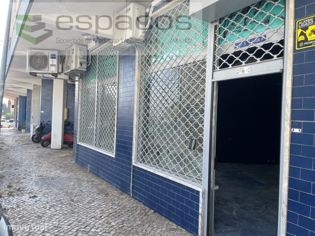 Propriété commerciale à Loures, Portugal 81m² No. 256564