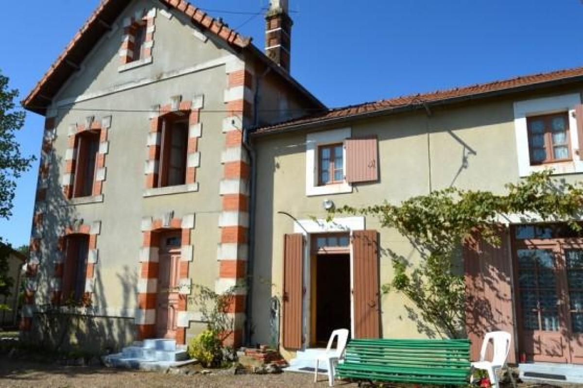 Casa de 5 dormitorios en Ruffec, France No. 21924