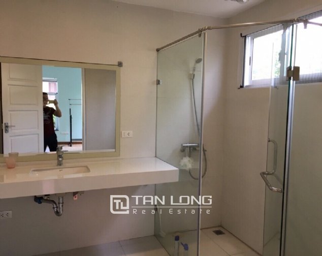 Casa de 3 dormitorios en Tay Ho, Vietnam No. 1645