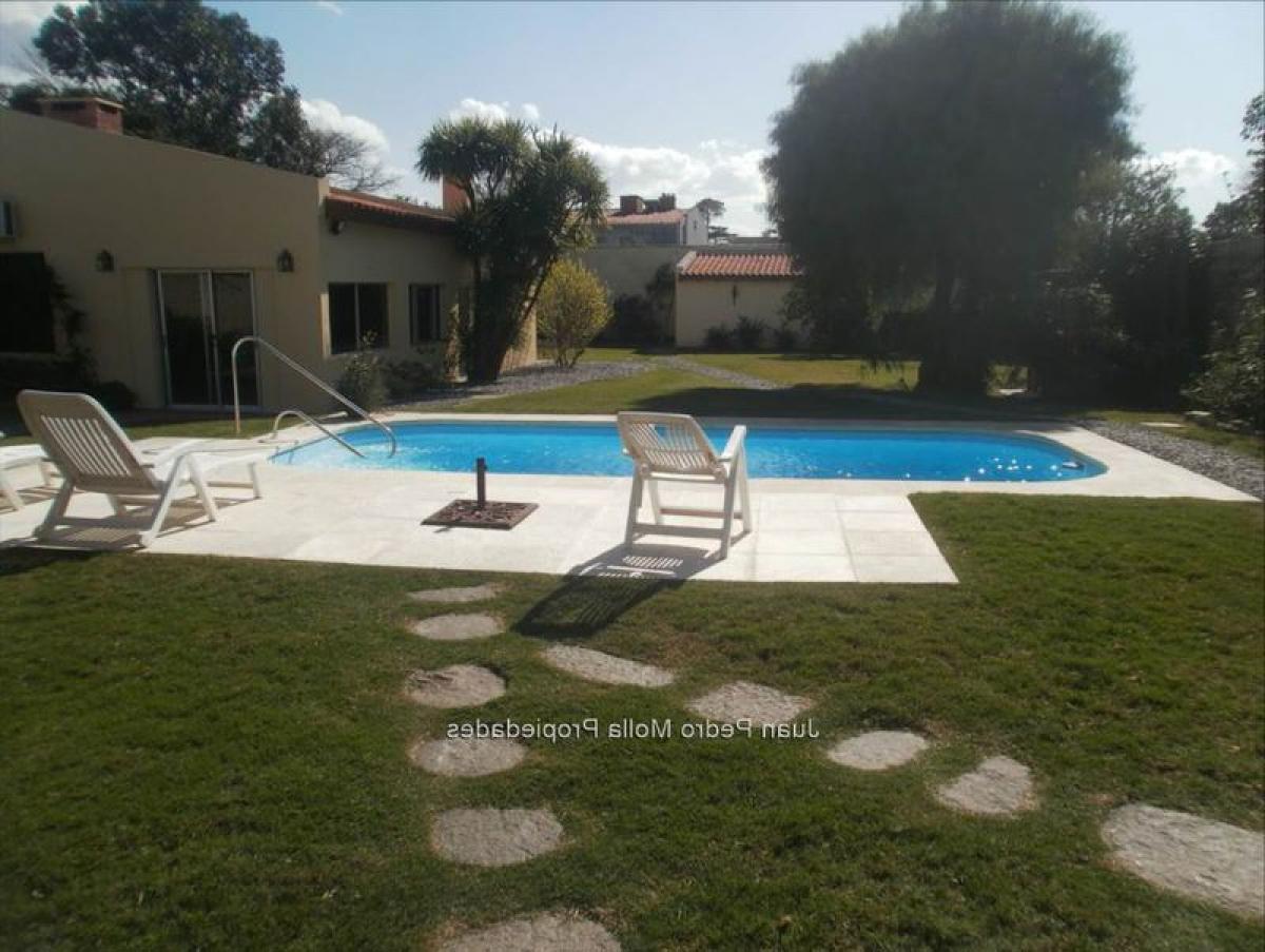 Casa de 4 dormitorios en Montevideo, Uruguay No. 4834